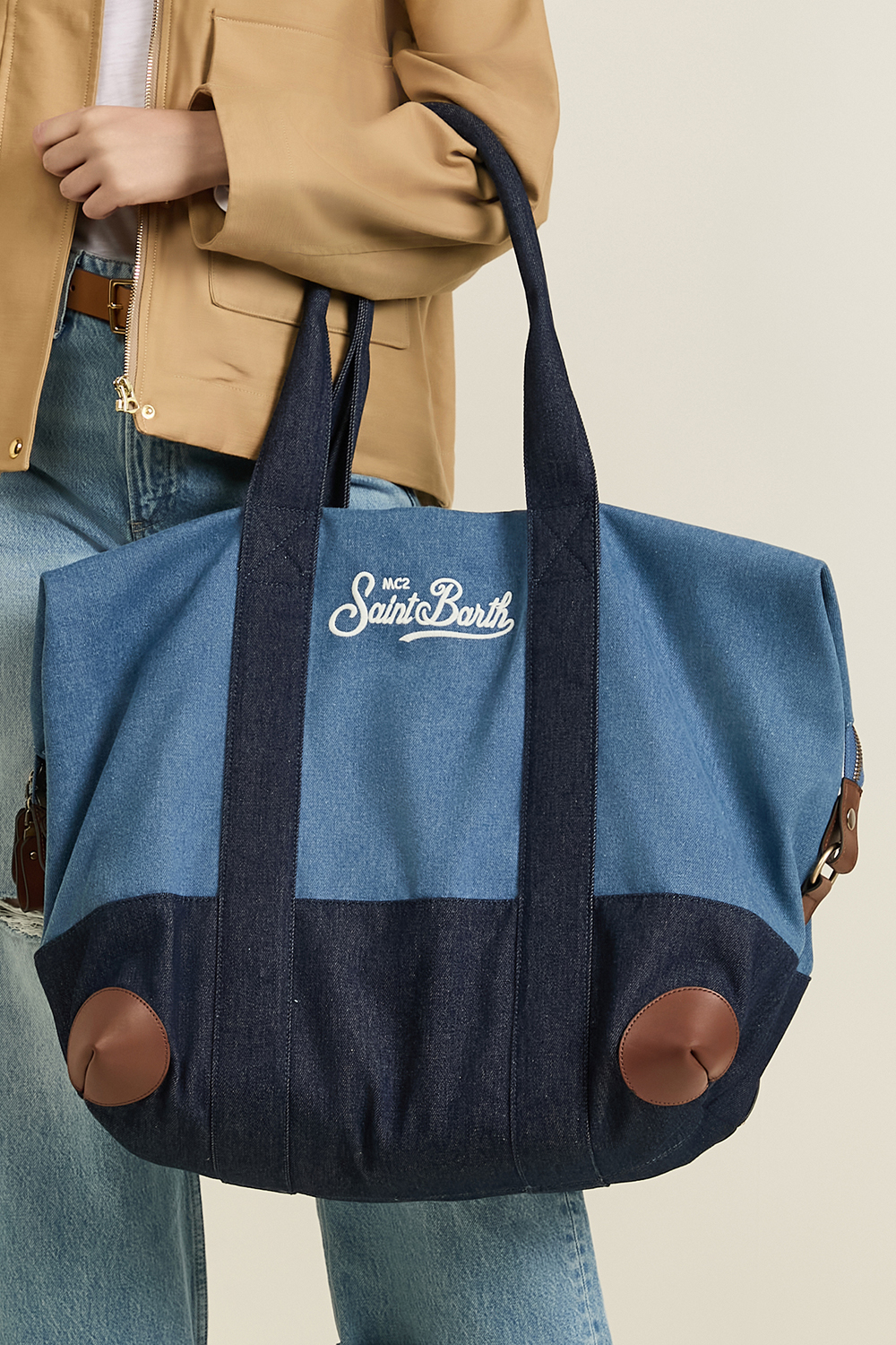 תמונת כל הלוק של תיק נסיעות ג'ינס